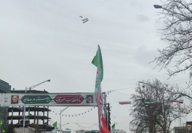 اجرای عملیات فرود توسط چتربازان نمونه نیروهای مسلح بر فراز میدان آزادی اجرای عملیات فرود توسط چتربازان نمونه نیروهای مسلح بر فراز میدان آزادی