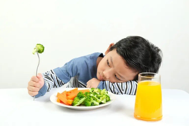کودک خود را مجبور به غذا خوردن نکنید: ۸ گام ساده برای افزایش اشتها