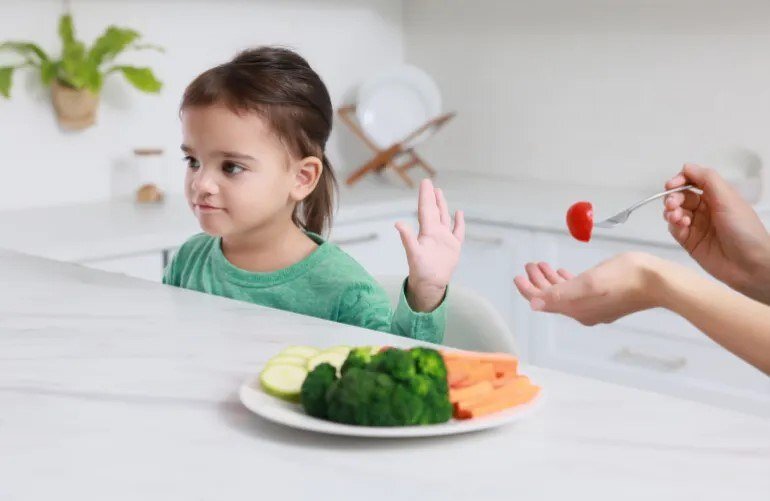 کودک خود را مجبور به غذا خوردن نکنید: ۸ گام ساده برای افزایش اشتها