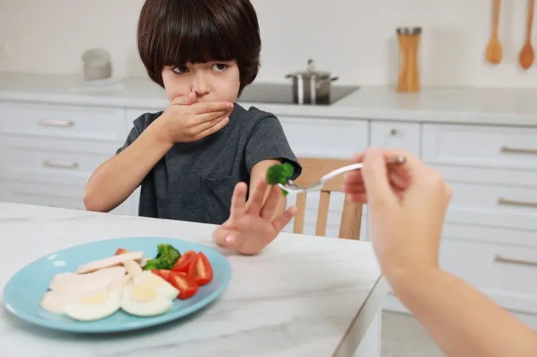 کودک خود را مجبور به غذا خوردن نکنید: ۸ گام ساده برای افزایش اشتها